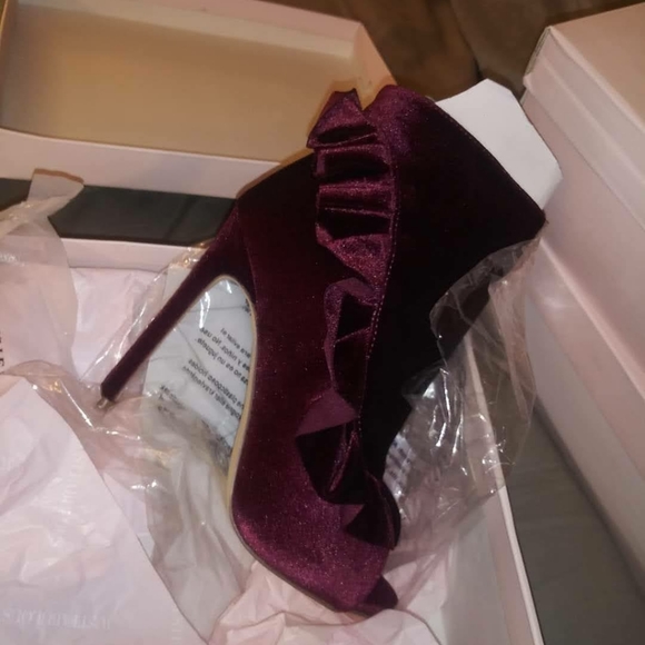 A pair of peak toe ankle boots - Picture 2 of 2